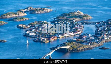 Brücken verbinden zahlreiche kleine felsige Inseln, Stadt und Hafen von Henningsvaer, Vagan, Lofoten, Nordland, Norwegen Stockfoto