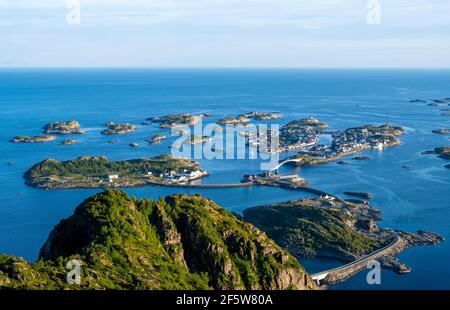 Häuser auf kleinen Felseninseln im Meer, Blick vom Gipfel des Festvagtind auf Henningsvaer, Vagan, Lofoten, Nordland, Norwegen Stockfoto