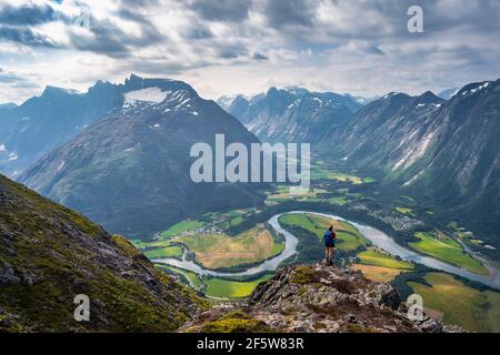 Blick von der Wanderung Romsdalseggen, Bergrücken, Rauma Fluss, Romsdalfjellene Berge, Andalsnes, Mehr OG Romsdal, Norwegen Stockfoto