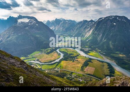 Blick von der Wanderung Romsdalseggen, Bergrücken, Rauma Fluss, Romsdalfjellene Berge, Andalsnes, Mehr OG Romsdal, Norwegen Stockfoto