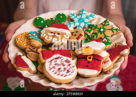 Lebkuchen, Kekse und weihnachtliche Speisen und Getränke Stockfoto