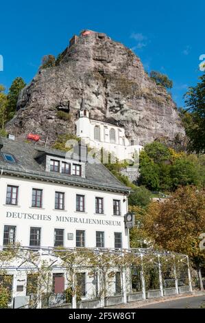 Deutsches Mineralienmuseum, Altstadt mit Felskirche hinten, Idar-Oberstein, Hunsrück, Rheinland-Pfalz, Deutschland Stockfoto