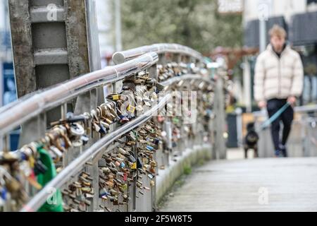 Love Locks auf Pero's Brücke im Stadtzentrum von Bristol. Süße stellen Schlösser auf der Brücke als Momentos. Stockfoto