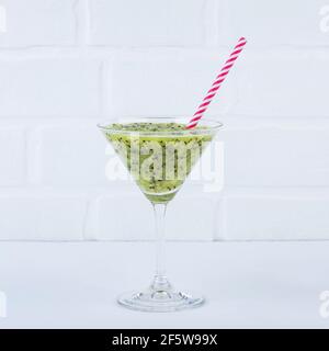 Kiwi-Fruchtcocktail, serviert in einem alkoholfreien Martini-Glas-Cocktail Stockfoto