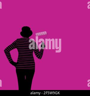 Silhouette der Frau mit Farbe Roller Pinsel. Lustige, rosa Bild in passenden gestreiften Kleidung. Home Malerei, Dekoration. Stockfoto