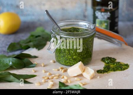 Bärlauch-pesto Stockfoto