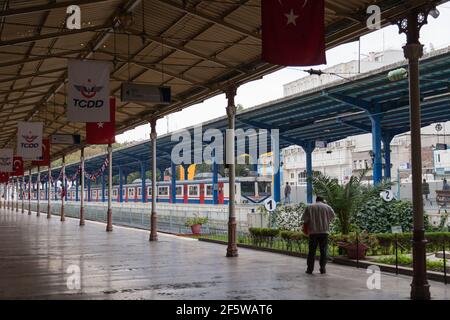 Blick auf die Bahnsteige des Marmaray Sirkeci İstasyonu-Zuges Bahnhof in Istanbul Stockfoto