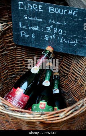 Korb mit Flaschen Apfelwein, Normandie, Apfelwein, Honfleur, Frankreich Stockfoto