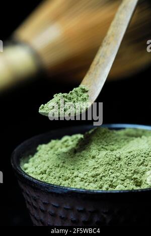 Japanischer Matcha-Tee in einer Schüssel mit Bambuslöffel, grünem Tee, grünem Tee, Matcha-Tee, Matcha-Pulver Stockfoto