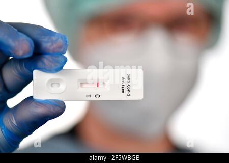 Medizinisches Personal zeigt negativen Antigen-Schnelltest, Testkassette, Corona-Krise, Deutschland Stockfoto