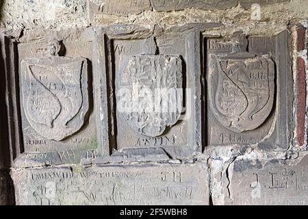 Familienwappen in die Treppenmauer geschnitzt, im Großen Turm, Ashby de la Zouch Castle, Leicestershire, England, Großbritannien Stockfoto