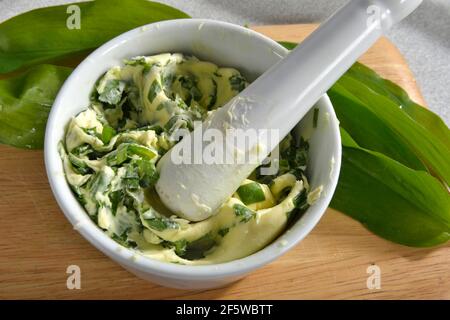 Herstellung von Bärlauch-Butter (Allium ursinum), Bärlauch-Butter, Mörser Stockfoto