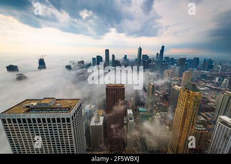 Chicago, IL, USA Stadtbild im Stadtzentrum mit einem Nebel, der hereinrollt. Stockfoto