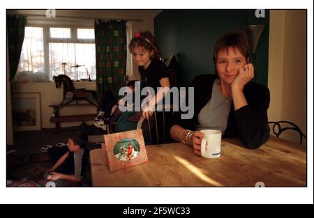 Stiefmutter Kerry Mac Call mit ihren Kindern Zwillinge Harry und Fraser und Tochter Ella.Stiefsohn Alex James Mac Call besucht seine Großmutter in Amerika. Stockfoto