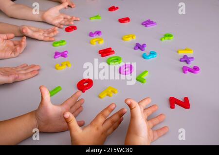 Lernelemente. Schulbedarf mit Kinderhände Stockfoto