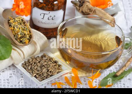 Cholesterin regulierender Tee, Löwenzahn Blätter (Taraxacum officinale) (Löwenzahn Wurzel), Ringelblume (Calendula officinalis), Seifenwurzel (Saponaria Stockfoto