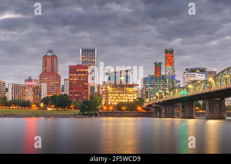 Portland, Oregon, USA die Skyline in der Dämmerung auf dem Willamette River. Stockfoto