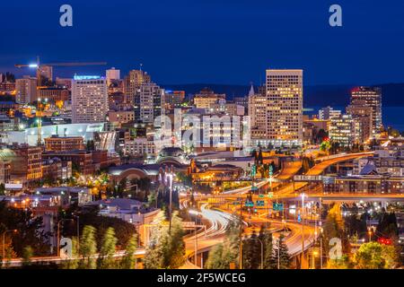 Tacoma, Washington, USA Skyline bei Nacht. Stockfoto
