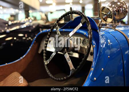 Es ist das Innere des blauen Vintage Cabriolets Stockfoto