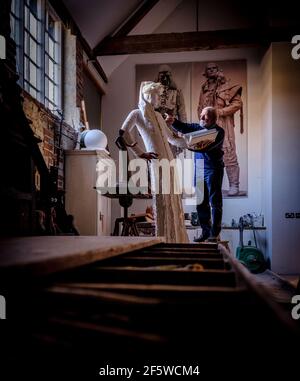 Bildhauer Philip Jackson bei der Arbeit in seinem West Sussex Studio in der Nähe von Chichester, West Sussex, Großbritannien Stockfoto