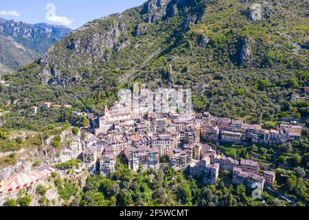 Luftaufnahme des Bergdorfes Saorge oberhalb des Roya Tal auf der Straße zwischen Ventimiglia an der Küste Und den Col de Tende Pass Stockfoto