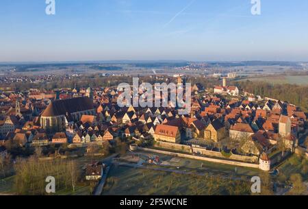 Luftaufnahme der mittelalterlichen Stadt Dinkelsbühl mit Krankenhaus, St. Georgs Münster und Rothenburg Tor, Landkreis Ansbach, Mittelfranken, Romantisch Stockfoto