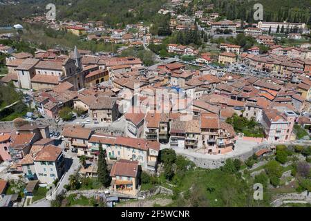 Luftaufnahme des Bergdorfes Sospel am Fluss Bevera am Rande des Nationalparks Mercantour, Departement Alpes-Maritimes, Provence Stockfoto