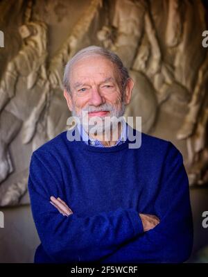 Bildhauer Philip Jackson bei der Arbeit in seinem West Sussex Studio in der Nähe von Chichester, West Sussex, Großbritannien Stockfoto