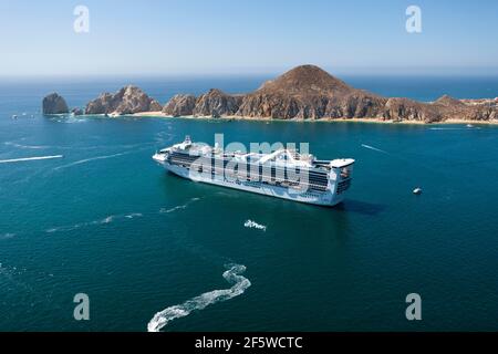 Kreuzfahrtschiff vor Cabo San Lucas, Cabo San Lucas, Baja California Sur, Mexiko Stockfoto