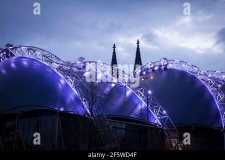 Die Türme des Doms und des Theaters Musical Dome, Köln, Deutschland. Die Tuerme des Doms und das Zelttheater Musical Dome, Köln, Deutschland. Stockfoto