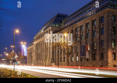 Das Bürogebäude "Neue Direktion" an der Straße Konrad-Adenauer-Ufer, Sitz der Europäischen Agentur für Flugsicherheit (EASA), Köln, Deutschland. Stockfoto