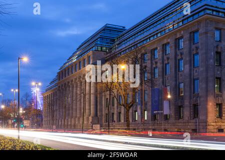 Das Bürogebäude "Neue Direktion" an der Straße Konrad-Adenauer-Ufer, Sitz der Europäischen Agentur für Flugsicherheit (EASA), Köln, Deutschland. Stockfoto