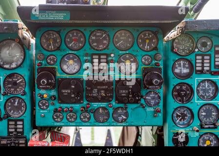 Cockpit eines Tupolev 134, sowjetischer Passagierflugzeug, Magdeburg, Sachsen-Anhalt, Deutschland Stockfoto