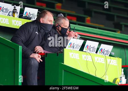 Leicester, Großbritannien. 28th. März 2021; Mattoli Woods Welford Road Stadium, Leicester, Midlands, England; Premiership Rugby, Leicester Tigers versus Newcastle Falcons; Newcastle Falcons Director of Rugby Dean Richards (links) und Assistant Coach Dave Walder beobachten den Beginn des Spiels Kredit: Action Plus Sports Images/Alamy Live News Stockfoto