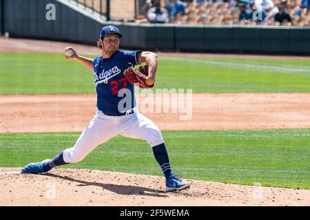 Los Angeles Dodgers Startpitcher Trevor Bauer (27) während eines Frühjahrstrainings gegen die Cleveland Indians, Samstag, 27. März 2021, in Phoen Stockfoto