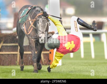 GROSSES NATIONALES TREFFEN IN AINTREE 1ST TAG. JOHN SMITHS ANFÄNGER HÜRDE. MARSAM HERBST AM LETZTEN 12//4/007 BILD DAVID ASHDOWNAINTREE 2007 Stockfoto