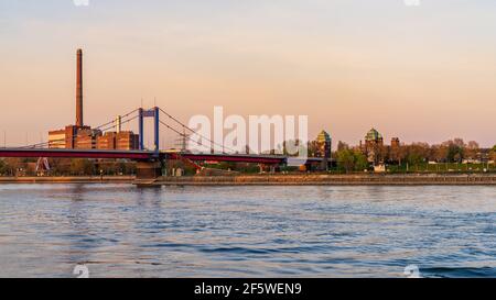 Duisburg, Nordrhein-Westfalen, Deutschland - 11. April 2020: Blick auf den Rhein mit der Friedrich-Ebert-Brücke in Ruhrort Stockfoto