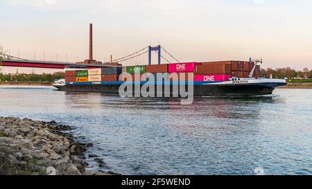 Duisburg, Nordrhein-Westfalen, Deutschland - 11. April 2020: Ein Frachtschiff auf dem Rhein unter der Friedrich-Ebert-Brücke in Ruhrort Stockfoto
