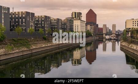 Abendblick auf die Schwanentor-Brücke und den Binnenhafen in Duisburg, Nordrhein-Westfalen, Deutschland Stockfoto