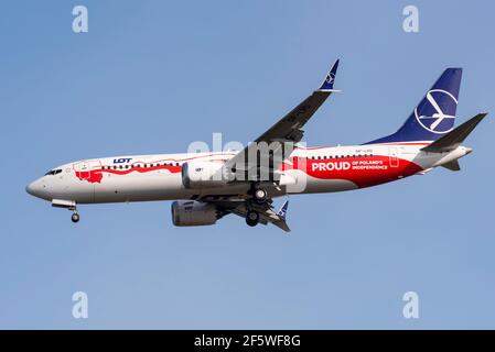 LOS Polish Airlines Boeing 737 Max 8 Jet-Flugzeug im Finale auf dem Flughafen London Heathrow, Großbritannien, in blauem Himmel landen. Stolz auf Polens Unabhängigkeit Stockfoto