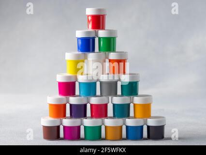 Pyramide von bunten Gouache Dosen auf grauem Hintergrund Stockfoto