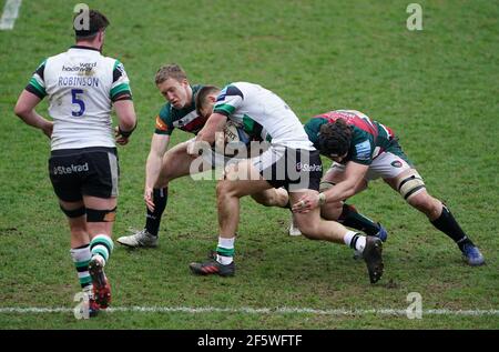 Newcastle Falcons' Ben Stevenson wurde von Leicester Tigers' Harry Wells (rechts) während des Spiels der Gallagher Premiership im Mattioli Woods Welford Road Stadium, Leicester, angegangen. Bilddatum: Sonntag, 28. März 2021. Stockfoto