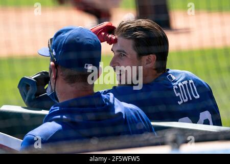 Los Angeles Dodgers Shortstop Elliot Soto (28) bei einem Frühjahrstraining gegen die Cleveland Indians, Samstag, 27. März 2021, in Phoenix, AZ. Stockfoto