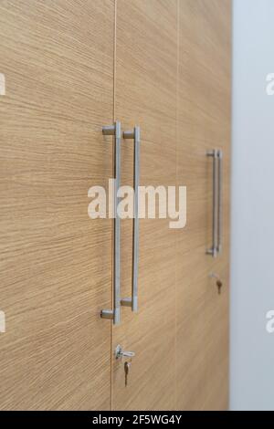 Eine vertikale Aufnahme eines Schlafzimmerschranks Stockfoto