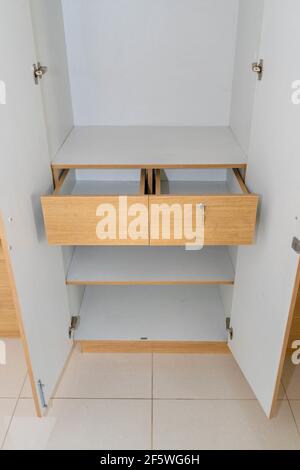 Eine vertikale Aufnahme eines offenen Schlafzimmers Regale Stockfoto