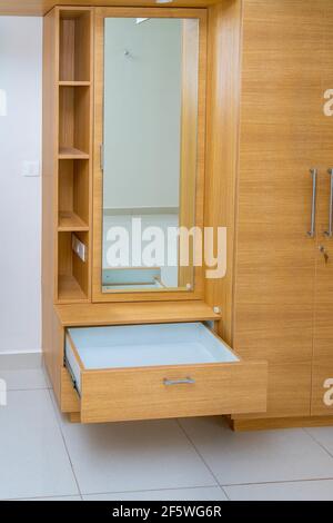 Eine vertikale Aufnahme eines leeren Schlafzimmer-Kleiderschranks mit einem Geöffneter Einschub Stockfoto