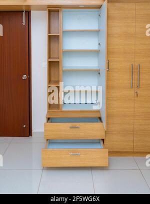 Eine vertikale Aufnahme eines leeren Schlafzimmer Kleiderschrank mit geöffnet Regale Stockfoto