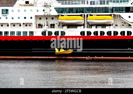 Mittelschiffbetrieb an der Auto- und Passagierküstenfähre Trollfjord am Festningskaien Kai, im Hafen von Bergen, Norwegen. Stockfoto