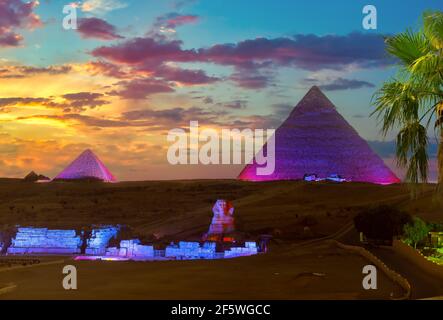 Die Pyramiden und die Sphinx in der Nacht leuchten, Giza, Ägypten Stockfoto