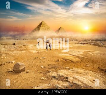 Ägyptischen Pyramiden in der Wüste bei Sonnenuntergang Stockfoto